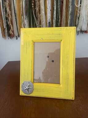 Yellow Coastal Sand Dollar Picture Frame -like 
new 4x6 print